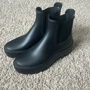 Women’s rain boots black, size 9.